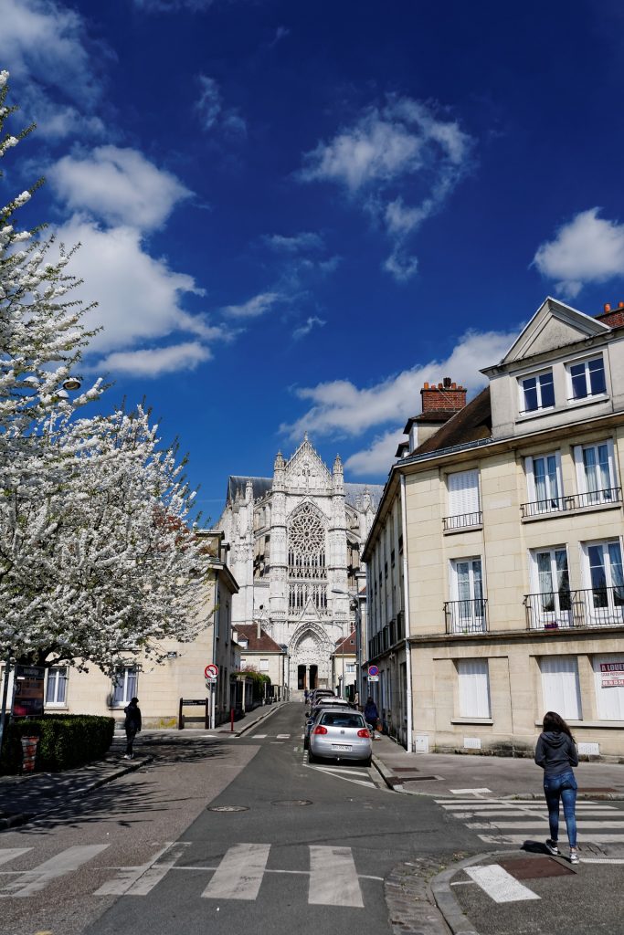 Rue de Beauvais donnant sur la cathedrale